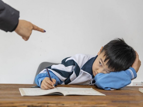 Bé Nhút nhát, sợ đám đông, sợ nói sai